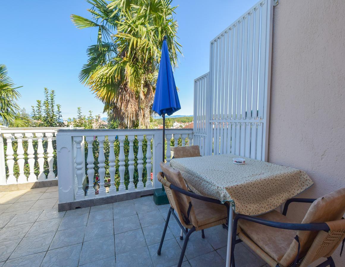 Apartment Toni Малинска Экстерьер фото