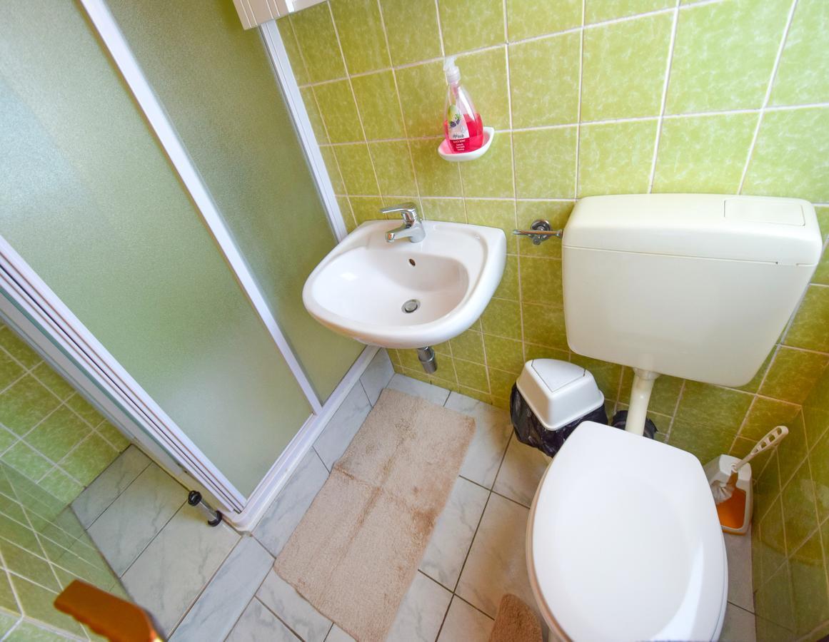 Apartment Toni Малинска Экстерьер фото
